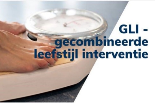 iemand op weegschaal