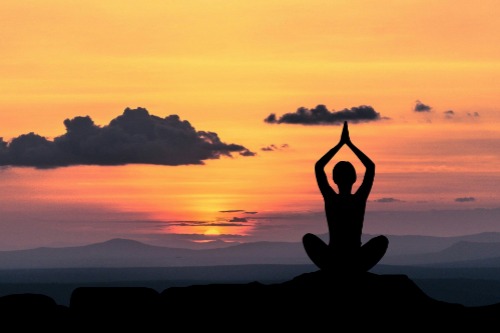 vrouwen die yoga doen