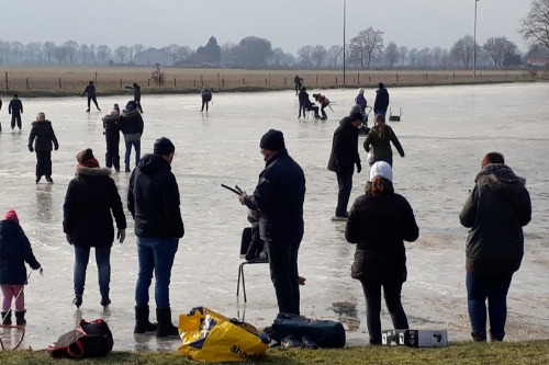 schaatsende mensen