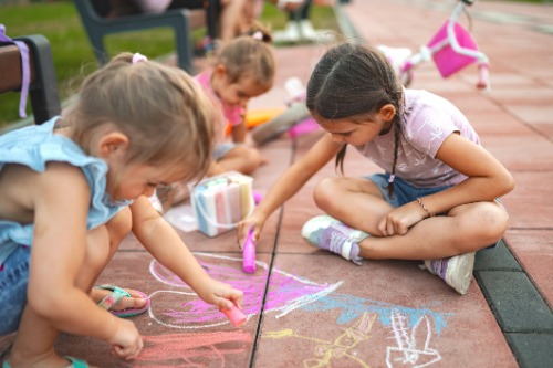 jonge kinderen spelen op straat