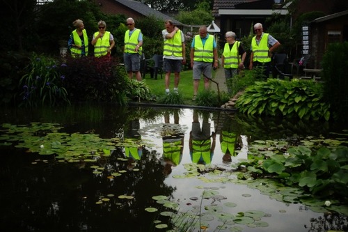 groep mensen bij vijver