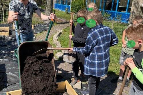 bakken vullen met aarde