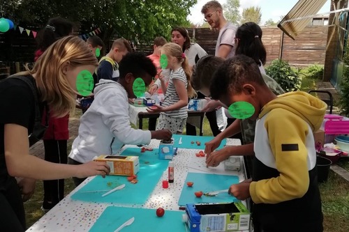 knutselen met lege melkpakken vullen met aarde